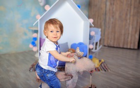 Маленький мальчик в игровой комнате