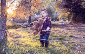 Маленький мальчик с игрушечным медведем