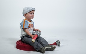 Маленький мальчик с пожарным гидрантом