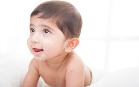 Маленький кареглазый мальчик на белом фоне 