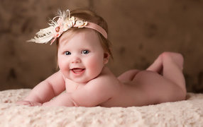 Маленькая забавная девочка с повязкой на голове