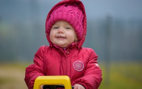 Маленькая девочка в розовой курточке 