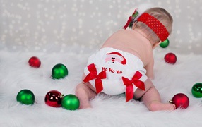 Маленькая девочка  с елочными игрушками 