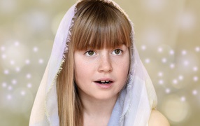 Маленькая девочка с накидкой на голове