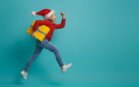 Маленькая девочка с подарком на голубом фоне 