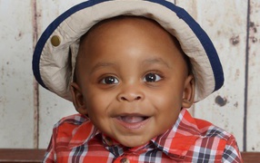 Улыбающийся темнокожий мальчик в панаме