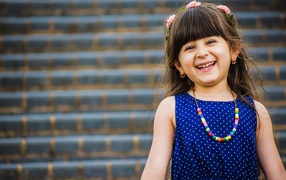 Улыбающаяся маленькая девочка в платье