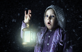 Удивленная маленькая девочка с фонарем в руке