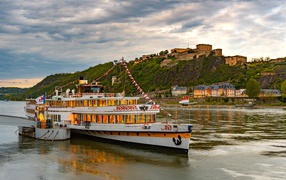 Красивый пароход на реке ждет туристов 