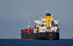 Большой контейнеровоз в море 