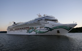 Большой круизный лайнер Norwegian Jade  в воде 