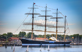 Большой фрегат с опущенными парусами