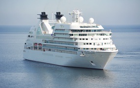 Большой многопалубный круизный лайнер Seabourn Quest 