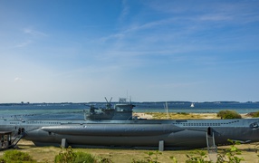 Большая подводная лодка на берегу Балтийского моря