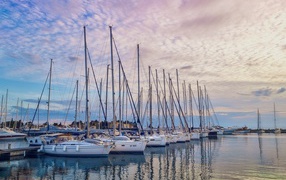 Парусные лодки на причале в сумерках