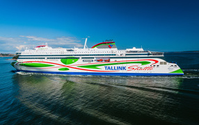Большой круизный корабль Tallink в море 