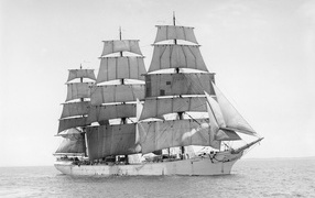 Трехмачтовое парусное судно черно-белое фото