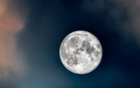 Большая холодная серая луна в небе