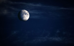 Большая луна в холодном синем небе 