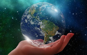 Планета Земля лежит на руке