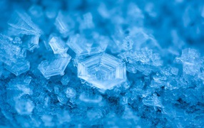 Разбитая холодная снежинка лежит на земле