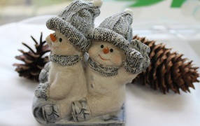 Statuette of two snowmen with cones