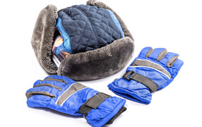 Теплая шапка и перчатки на белом фоне