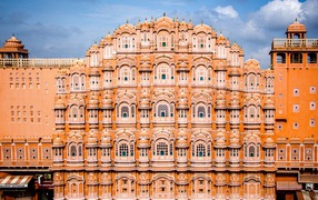 Красивое здание храма под голубым небом 