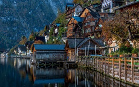 Дома у озера в городе Гальштат у подножия Альп, Австрия