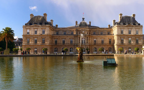 Люксембургский дворец у озера, Париж. Франция