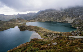 Озера у гор в тумане, Франция 