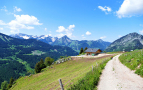 Красивый вид на покрытые зеленью Альпы, Франция 