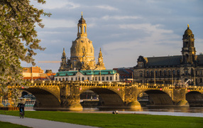 Старинный мост через реку на фоне города Дрезден, Германия