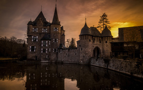 Старинный замок у озера в сумерках, Германия