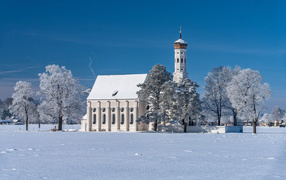 Старая церковь в заснеженном парке, Германия