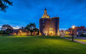 Большая старая башня в сумерках,  Нидерланды