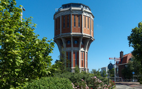 Старая башня на улице города, Нидерланды 