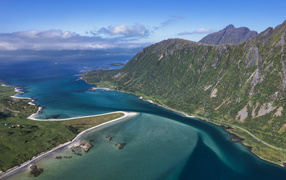 Красивый горный пейзаж у моря, Лофотенские острова, Норвегия 