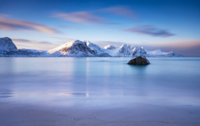 Красивый вид на спокойный залив и заснеженные горы, Норвегия