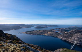 Красивый вид на фьорд под голубым небом, Норвегия 