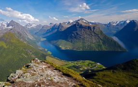 Красивый вид на зеленые горы фьорда, Норвегия