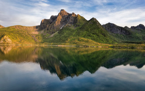Покрытые зеленью горы отражаются в озере, Лофотенские острова. Норвегия