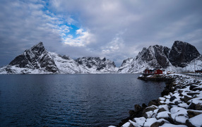 Озеро у заснеженных гор, Лофотенские острова, Норвегия