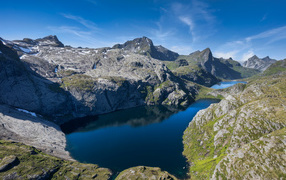 Озеро среди гор, Лофотенские острова. Норвегия