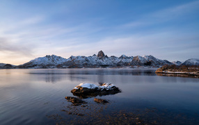 Заснеженные Лофотенские острова под голубым небом, Норвегия 