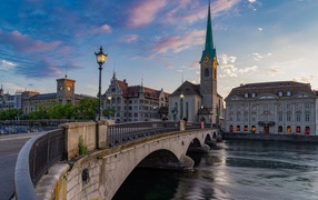 Красивые здания и мост через реку в городе Цюрих, Швейцария