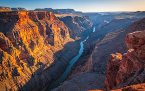 Красивый вид на  Гранд-Каньон парк  в лучах солнца, США