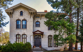 Большой двухэтажный дом в городе, США