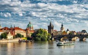 Красивый вид на старинный город Прага и Карлов мост, Чехия