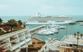 Красивый вид на белый круизный лайнер, Монте Карло